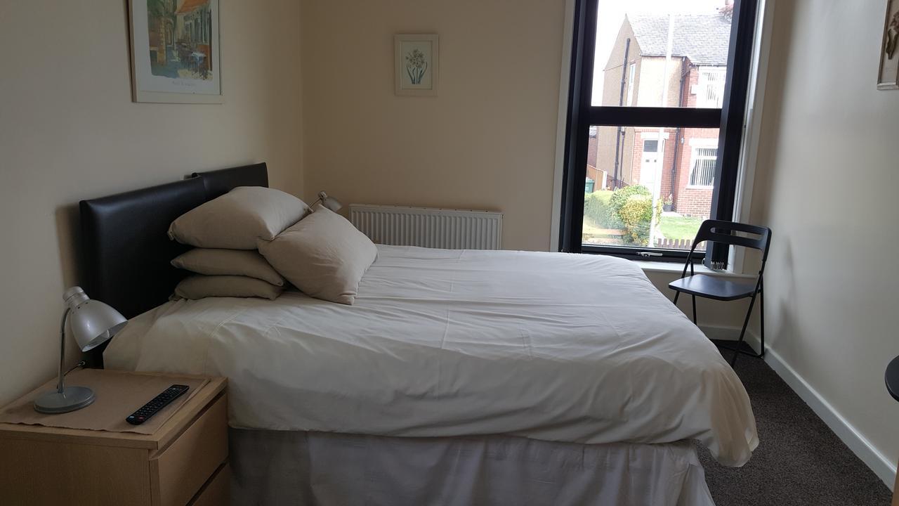 Kings Arms Hotel Farnworth Екстериор снимка