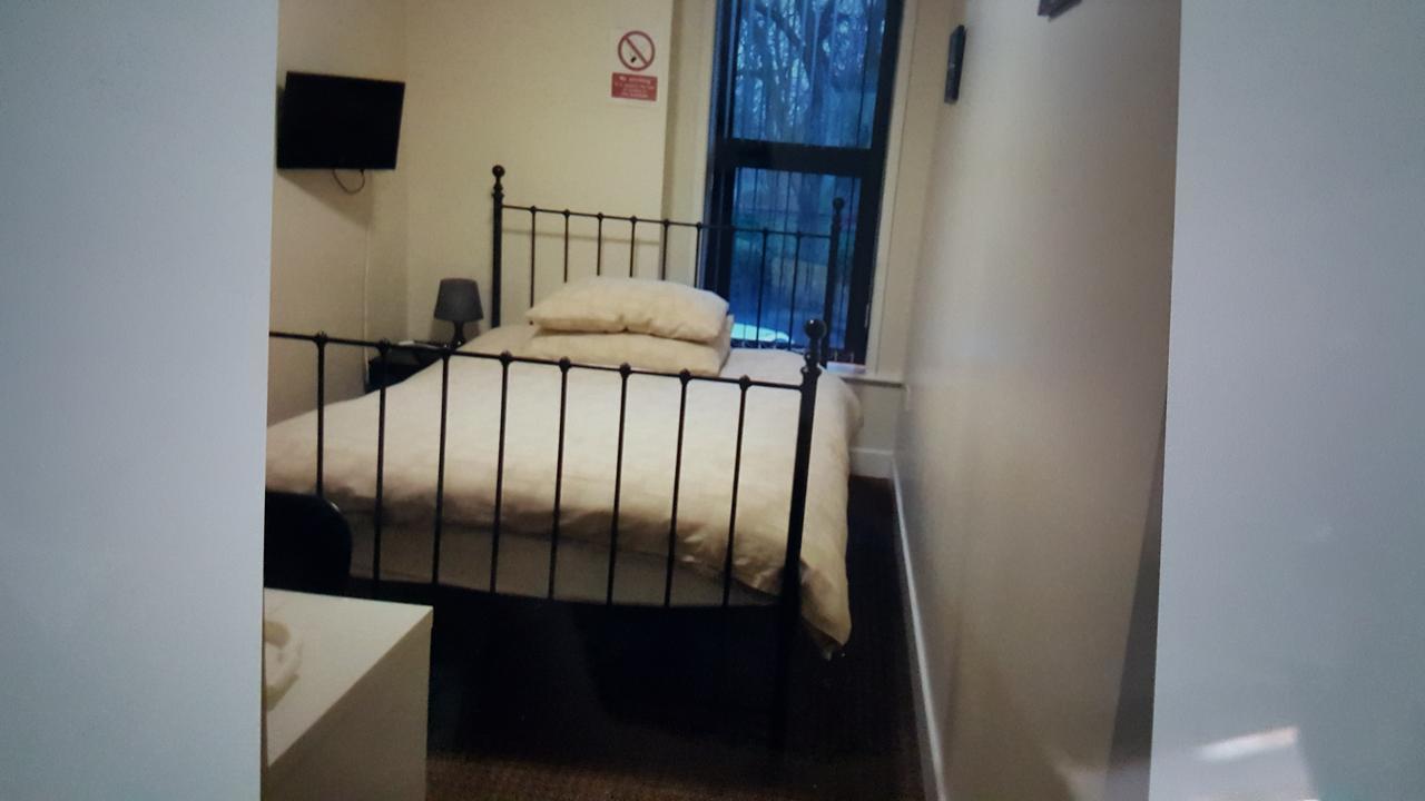 Kings Arms Hotel Farnworth Екстериор снимка